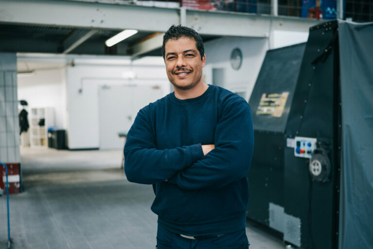 Absolvent Ameur Bouazdia in der Werkstatt