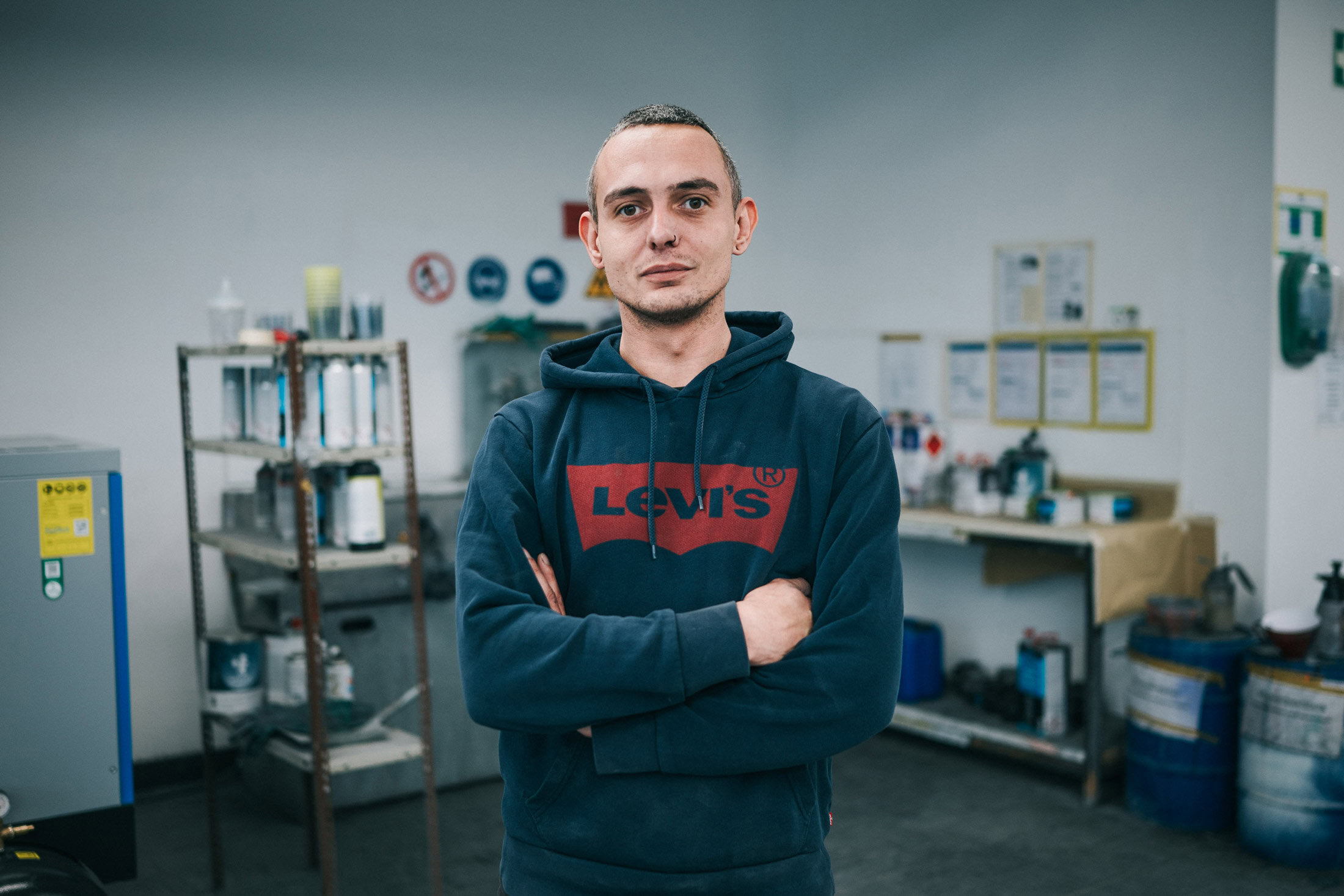 Absolvent Tobias Prien in der Werkstatt